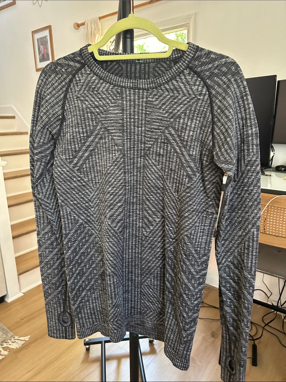 Lululemon Long Sleeve. PTP 16.5”. Thumb holes.